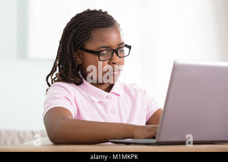 Porträt eines afrikanischen Mädchen studieren auf Laptop Stockfoto