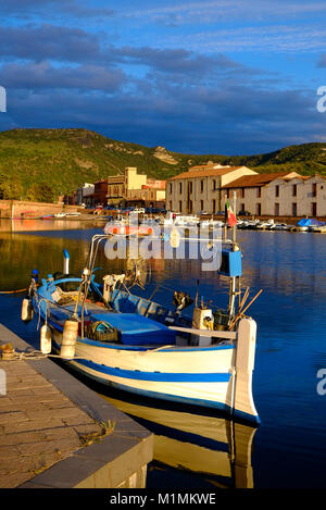 Angelboote/Fischerboote auf dem Fluss Temo, Bosa, Sardinien, Italien Stockfoto