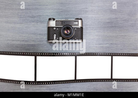 Alte Kamera mit einem Film, der auf einem Tisch. Alte Kamera. Stockfoto