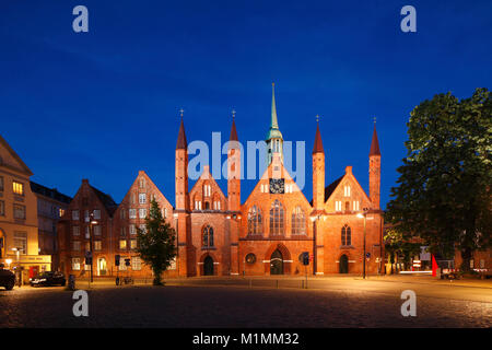 Heiligen-Geist-Hospital am Koberg Square in der Dämmerung, Lübeck, Schleswig-Holstein, Deutschland, Europa Stockfoto