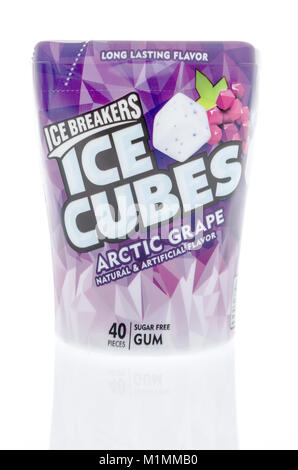 Winneconne, WI - 28. Januar 2018: Ein Paket von Ice Breakers ice cubes in Artic Trauben Geschmack auf einem isolierten Hintergrund. Stockfoto