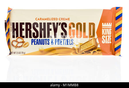 Winneconne, WI - 28. Januar 2018: Ein Paket von Hershey's Gold karamellisierte Erdnüsse und Brezeln auf einem isolierten Hintergrund. Stockfoto