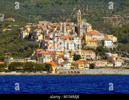 Cervo mit Pfarrkirche San Giovanni Battista, Riviera dei Fiori, Ligurien, Italien, Cervo mit Pfarrkirche San Giovanni Battista, Ferienwohnungen Ligurien, Ferienhäuser Ligurien, Ferienwohnung Ligurien, Italien Stockfoto