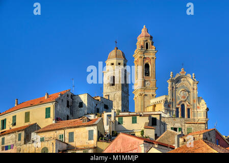 Cervo mit Pfarrkirche San Giovanni Battista, Riviera dei Fiori, Ligurien, Italien, Cervo mit Pfarrkirche San Giovanni Battista, Ferienwohnungen Ligurien, Ferienhäuser Ligurien, Ferienwohnung Ligurien, Italien Stockfoto