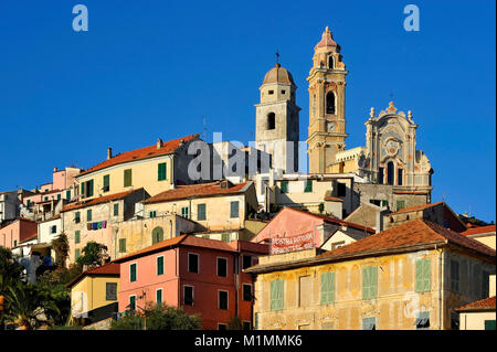 Cervo mit Pfarrkirche San Giovanni Battista, Riviera dei Fiori, Ligurien, Italien, Cervo mit Pfarrkirche San Giovanni Battista, Ferienwohnungen Ligurien, Ferienhäuser Ligurien, Ferienwohnung Ligurien, Italien Stockfoto