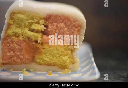 Essen Bild von köstlichen hausgemachten Battenberg rosa und gelb Karomuster kuchen Nahaufnahme Stockfoto