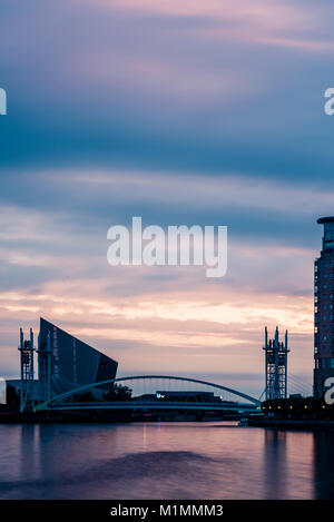 Sonnenuntergang über Salford Quays Stockfoto