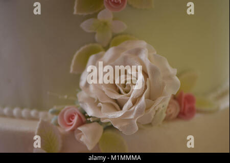 Schöne handgemachte iced Blume Kuchen Dekoration für eine Hochzeitstorte in Pastelltönen Stockfoto