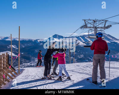 Familie Vorbereitung auf Ski Peak 6, Breckenridge Ski Resort, Breckenridge, Colorado. Stockfoto