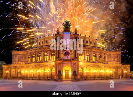 Die Semperoper, Beflaggt, am Theaterplatz, Feuerwerk, Dresden, Sachsen, Deutschland, Europa, Semperoper, Beflaggt, bin Theaterplat Stockfoto