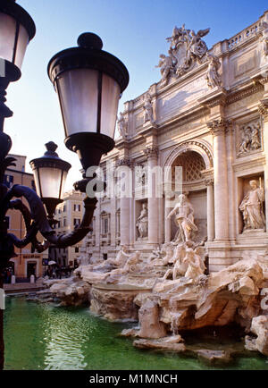 Rom Trevi Brunnen mit Statuen und Wasserfällen mit traditionellen Straßenlaternen im Vordergrund, Rom, Italien Stockfoto