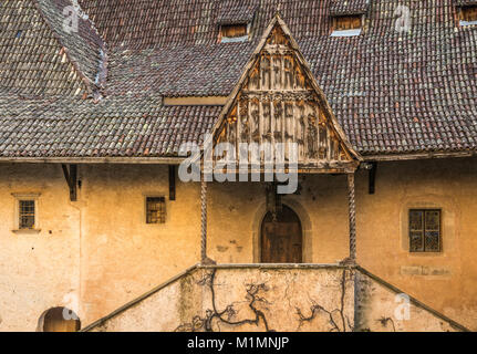 Schloss d'Enna (Schloss Enn in deutscher Sprache): Details des beeindruckenden Schlosses auf einem Hügel über Montagna in Südtirol, Bozen, Italien localed. Es w Stockfoto