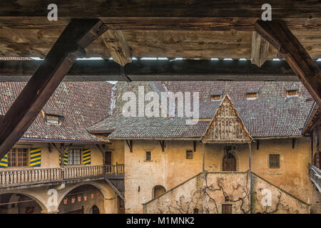 Schloss d'Enna (Schloss Enn in deutscher Sprache): Details des beeindruckenden Schlosses auf einem Hügel über Montagna in Südtirol, Bozen, Italien localed. Es w Stockfoto