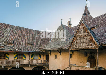 Schloss d'Enna (Schloss Enn in deutscher Sprache): Details des beeindruckenden Schlosses auf einem Hügel über Montagna in Südtirol, Bozen, Italien localed. Es w Stockfoto