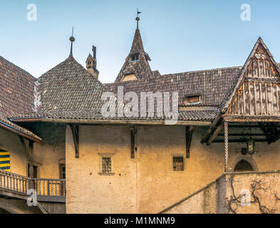 Schloss d'Enna (Schloss Enn in deutscher Sprache): Details des beeindruckenden Schlosses auf einem Hügel über Montagna in Südtirol, Bozen, Italien localed. Es w Stockfoto