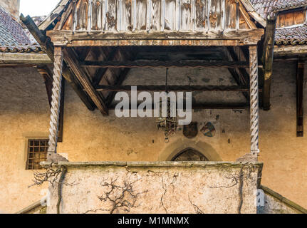 Schloss d'Enna (Schloss Enn in deutscher Sprache): Details des beeindruckenden Schlosses auf einem Hügel über Montagna in Südtirol, Bozen, Italien localed. Es w Stockfoto