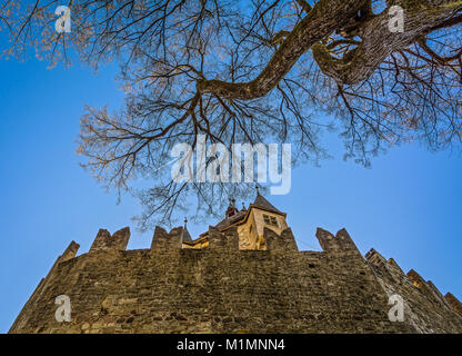 Schloss d'Enna (Schloss Enn in deutscher Sprache): Panoramablick auf das beeindruckende Schloss auf einem Hügel über der Montagna in Südtirol, Bolzano, Italien Stockfoto