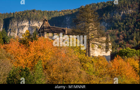 Schloss d'Enna (Schloss Enn in deutscher Sprache): Panoramablick auf das herbstliche Blick auf die imposante Burg auf einem Hügel in Südtirol localed Stockfoto