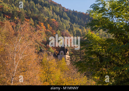 Schloss d'Enna (Schloss Enn in deutscher Sprache): Panoramablick auf das herbstliche Blick auf die beeindruckende Burg localed auf einem Hügel über Montagna in Südtirol, Bolz Stockfoto