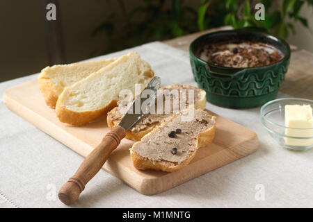 Hausgemachte Leber Pastete mit Brot und Butter. Im rustikalen Stil. Stockfoto
