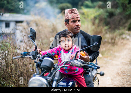 Nepali Mann mit Tochter auf dem Motorrad, Nepal, Asien Stockfoto