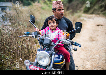 Nepali Mann mit Tochter auf dem Motorrad, Nepal, Asien Stockfoto