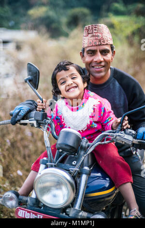 Nepali Mann mit Tochter auf dem Motorrad, Nepal, Asien Stockfoto