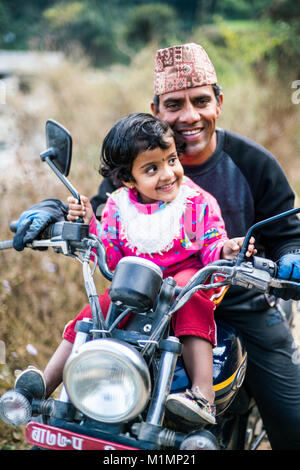 Nepali Mann mit Tochter auf dem Motorrad, Nepal, Asien Stockfoto