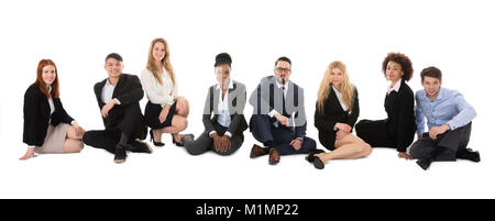 Gruppe von Happy multirassischen Geschäftsleute sitzen auf weißem Hintergrund Stockfoto