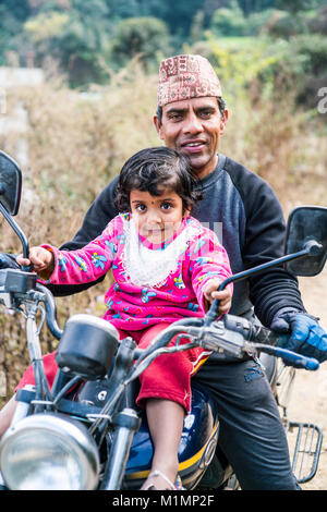 Nepali Mann mit Tochter auf dem Motorrad, Nepal, Asien Stockfoto