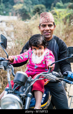 Nepali Mann mit Tochter auf dem Motorrad, Nepal, Asien Stockfoto