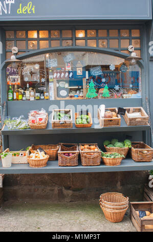 Outdoor Display der Erzeugnisse zu einem deli St. Ives, Cornwall, UK - Johannes Gollop Stockfoto