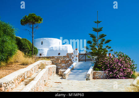 Traditionelle weiße Monastiri auf der Insel Paros, Griechenland. Foto von einem malerischen Kapelle der Kykladen Stockfoto