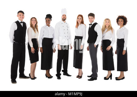 Portrait von zuversichtlich, das Personal im Restaurant gegen den weißen Hintergrund stehen Stockfoto