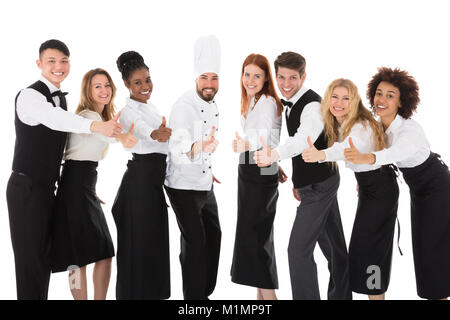 Lächelnde Personal im Restaurant Gestik Daumen hoch gegen den weißen Hintergrund Stockfoto