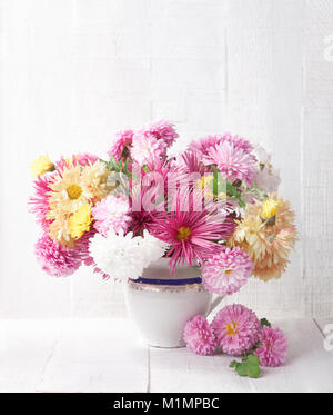 Blumenstrauß aus bunten Chrysanthemen auf alten weißen Holzbrett. Stockfoto