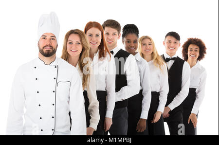 Portrait von glücklichen Angestellten im Restaurant in Reihe stehen Stockfoto