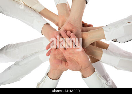 Low Angle View Der Multirassischen Restaurant Personal stapeln Hände Stockfoto