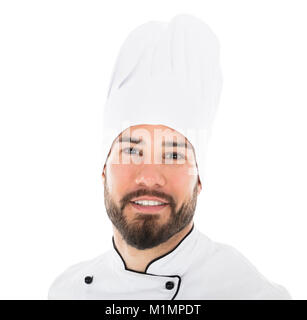 Portrait Of Happy Chef Vor weißem Hintergrund stehend Stockfoto