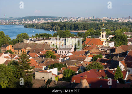 Dachterrasse mit Blick auf die serbische Hauptstadt Belgrad und Donau teil der Stadt namens Zemun Stockfoto