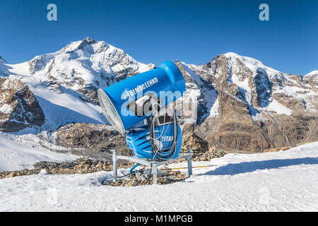 Eine Beschneiungsanlage Maschine in der Bernina Berggipfel und der Diavolezza Gletscher in der Nähe von St. Moritz, Schweiz, Europa. Stockfoto