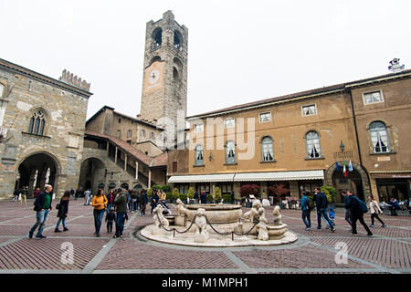 Bergamo, Italien - November 04, 2017: Contarini Brunnen auf der Piazza Vecchia Square in der Altstadt von Bergamo mit campanone Turm im Hintergrund Stockfoto