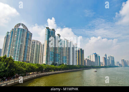 Blick auf den Pearl River und den Wolkenkratzern in Guangzhou, China Stockfoto