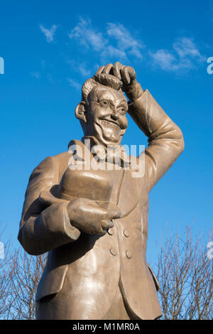 Memorial Statue von Stan Laurel in Dockwray square (Laurel Park), North Shields, North East England, Großbritannien Stockfoto