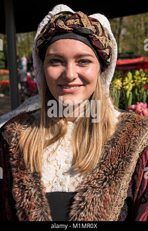 Ein Mitglied des Personals, das für die lokalen und regionalen Kleid im Keukenhof in Holland gekleidet. Der Name, "Keukenhof" im Sinne der Küche Garten 1949 erstellt wird, ist ein 32 Stockfoto