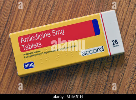 Foto der Packung Amlodipin 5mg. Tabletten. 28 Tabletten. Amlodipinbesilat. Jede Tablette enthält 5mg mg Amlodipinbesilat. Übereinstimmung. Stockfoto