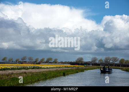 Besucher an Bord eines der vier Boote nehmen Sie auf eine Tour durch die umliegenden Tulpenfelder im Keukenhof in Holland. Der Name, "Keukenhof" Bedeutung Stockfoto