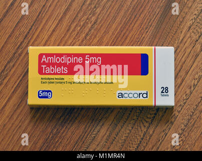 Foto der Packung Amlodipin 5mg. Tabletten. 28 Tabletten. Amlodipinbesilat. Jede Tablette enthält 5mg mg Amlodipinbesilat. Übereinstimmung. Stockfoto