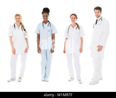 Portrait von Happy Multirassischen medizinisches Team Vor weißem Hintergrund Stockfoto