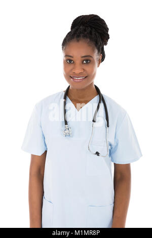 Gerne afrikanische Ärztin Vor weißem Hintergrund stehend Stockfoto